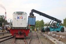 KAI Operasikan Kembali Kereta Barang Rute Gresik-Jakarta - JPNN.com Jatim