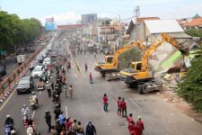 Pemkot Surabaya Lakukan Pelebaran Jalan, 15 Persil Bangunan di Jalan Wonokromo Dibongkar - JPNN.com Jatim