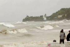 BMKG Ingatkan Potensi Gelombang Tinggi 6 Meter 2 Hari Ini, Selat Bali Waspada - JPNN.com Bali