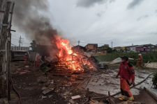 Masih Saja Bandel, 8 Pagupon di Karang Asem Surabaya Kembali Dibakar - JPNN.com Jatim