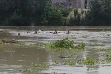 Perahu Tenggelam di Bojonegoro, 12 Penumpang Ditemukan Selamat, 6 Masih dalam Pencarian - JPNN.com Jatim