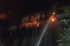 Gudang Piala di Kedung Cowek Surabaya Ludes Terbakar, Ada Suara Ledakan - JPNN.com Jatim