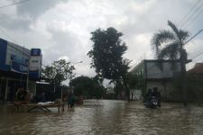Kali Lamong Meluap, 600 Rumah Lebih di Gresik Terendam Banjir - JPNN.com Jatim