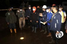 Tinjau Langsung Penanganan Banjir Bandang di Batu, Khofifah Siapkan ini - JPNN.com Jatim