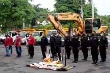 Pemkot Surabaya Kirimkan Puluhan Personel dan Alat Berat Bantu Cari Korban Banjir Bandang Kota Batu - JPNN.com Jatim