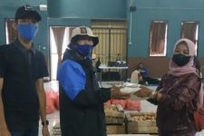 Partai Demokrat Salurkan Sembako Bagi Warga Terdampak Banjir di Batu - JPNN.com Jatim