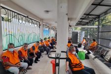 Belasan Tersangka Jual Beli Jabatan Kades Probolinggo Dibawa ke Surabaya, Ada Apa? - JPNN.com Jatim