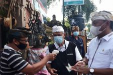 Desa Adat Buleleng Edukasi Krama Taat Prokes saat Rayakan Galungan Hari Ini - JPNN.com Bali