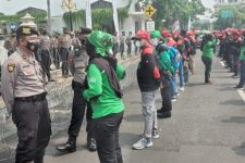 Demo Buruh di Surabaya, Tolak UU Cipta Kerja Hingga PP 85/2021 - JPNN.com Jatim