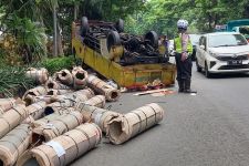 Ban Pecah, Truk Muatan HPL Terguling di Ahmad Yani Surabaya - JPNN.com Jatim