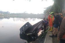 Mobil Pikap Tercebur di Danau Unesa, Satu Penumpang Tewas Tenggelam - JPNN.com Jatim
