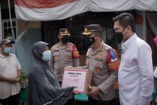 Sosialpreneur Surabaya Bagi-bagi Sembako Buat Warga Terdampak Pandemi - JPNN.com Jatim