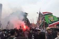 Aksi Unjuk Rasa Bonek: Tuntut Revolusi Sistem Persepakbolaan Indonesia - JPNN.com Jatim