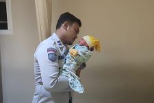 Petugas Rutan Gresik Gantikan Peran Ayah Bantu Persalinan Warga Binaan - JPNN.com Jatim