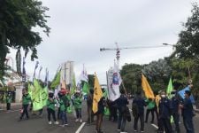 2 Hari Tak Ditemui, Massa Buruh Mencari-cari Gubernur Khofifah - JPNN.com Jatim