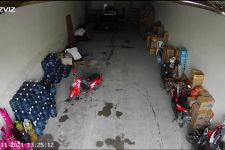 Perbuatan Terlarang Pemuda di Depo Air Minum Surabaya Terekam CCTV, Lihat! - JPNN.com Jatim