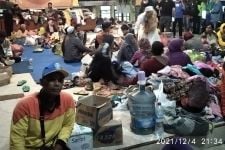 Pengungsi Letusan Gunung Semeru Butuh Baju dan Selimut - JPNN.com Jatim
