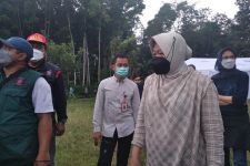 Risma Bangun 10 Tenda untuk Pengungsian Warga Terdampak Erupsi Gunung Semeru - JPNN.com Jatim