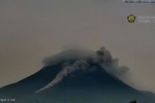 Aktivitas Gunung Merapi: Awan Panas Meluncur 2,2 Kilometer - JPNN.com Jogja