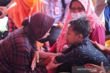 Saat Risma Bersama Anak-anak Pengungsi Bencana Erupsi Gunung Semeru - JPNN.com Jatim