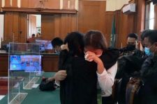 Tangis Bahagia Stella Monica Dalam Pelukan Ibunya Saat Divonis Bebas - JPNN.com Jatim
