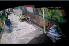 Aksi Pencuri Ponsel di Jalan Tambak Pokak Surabaya Terekam CCTV, Lihat - JPNN.com Jatim