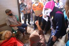 Tinjau Lokasi Terdampak Gempa di Jember, Khofifah Janjikan Perbaikan Rumah ke Warga - JPNN.com Jatim