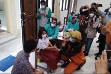 Meriah, Hari Pertama Vaksinasi Anak Usia 6-11 Tahun di Solo Penuh Hiburan - JPNN.com Jateng
