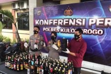 Ratusan Miras Disita Polres Kulon Progo, Pemiliknya Ada Ibu Rumah Tangga - JPNN.com Jogja