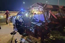 Kecelakaan Minibus Vs Truk di Jembatan Suramadu, 2 Orang Tewas - JPNN.com Jatim