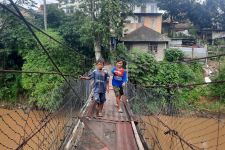 Kondisi Jembatan Penghubung Depok-Jakarta Memprihatinkan - JPNN.com Jabar