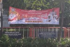 Potret Toleransi di Solo, Karang Taruna Pasang Spanduk Selamat Natal di Depan Gereja - JPNN.com Jateng