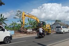 Tidak Ada Bukti Perizinan, Rumah dan Warung di Gondanglegi Malang Dibongkar Aparat - JPNN.com Jatim