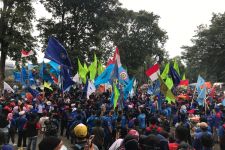 Buruh Jabar Tuntut Ridwan Kamil Revisi Penetapan UMK 2022 - JPNN.com Jabar
