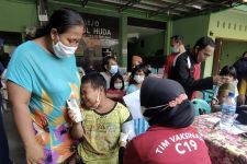 Vaksinasi Anak 6-11 Tahun di Surabaya Capai 51,53 Persen, Anggota TNI Sampai Pegangi Tangan Siswa  - JPNN.com Jatim