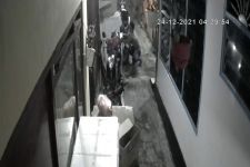 Aksi Pencurian Motor di Karangpilang Surabaya Terekam CCTV, Maling Sempat Sapa Tetangga - JPNN.com Jatim