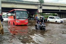 Banjir Kaligawe Tak Surut, PKL Terus Merugi - JPNN.com Jateng