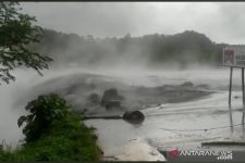 Banjir Lahar Dingin Gunung Semeru Menerjang, 2 Warga Plus 4 Kerbau Terjebak - JPNN.com Jatim