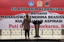 Mbak Puti Serahkan Beasiswa KIP Kepada 450 Mahasiswa di Surabaya, Berpesan Begini - JPNN.com Jatim