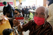 Warga Surabaya Penerima Bansos Bisa Ambil Kartu ini di Kecamatan, Simak Lengkapnya - JPNN.com Jatim