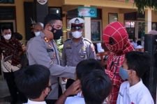 Mengejutkan, Spiderman Sambangi SDN 1 Jatisura Majalengka - JPNN.com Jabar