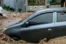 Banjir Terjang Perumahan Bumi Mangli Permai Jember, Satu Mobil Terseret Arus, Warga Butuh Bantuan - JPNN.com Jatim
