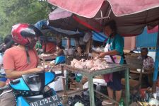 Harga Kebutuhan Pokok di Pasar Legi Solo Cenderung Stabil, Ayam Boiler Pengecualian - JPNN.com Jateng