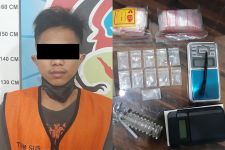 Penjaga Warkop di Surabaya Mengendap-endap Masuk ke Dalam Rumah, Ternyata - JPNN.com Jatim