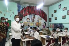 PTM 100 Persen Dimulai, Pemkot Surabaya Galakkan Tes Usap Rutin Bagi Pelajar - JPNN.com Jatim