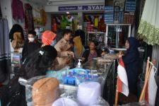 Pedagang Seragam Sekolah di Semarang Ketiban Berkah, Kenaikan Penjualan Capai 80 Persen - JPNN.com Jateng