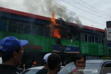 Kantor BRI Unit Pasar Kliwon, Api Muncul dari Lantai 2 - JPNN.com Jateng