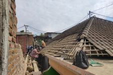 Angin Kencang Sebabkan Tembok Rumah di Kota Batu Roboh, Tetangga Merugi - JPNN.com Jatim