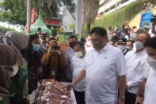 Menko Airlangga Hartarto Dukung Operasi Pasar, Singgung Juga Soal Minyak Goreng dan Gula - JPNN.com Jatim