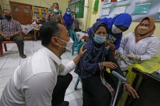 Pemkot Surabaya Gelar Vaksinasi Booster Massal, Targetnya 12 Ribu Lansia  - JPNN.com Jatim